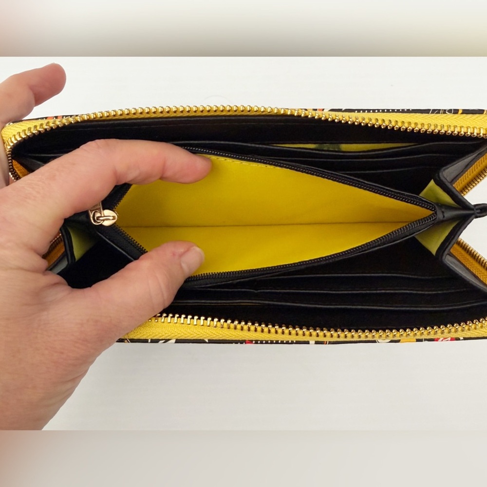 Rare Loungefly Minions Karate The Rise Of Gru Wallet - Picture 7 of 8